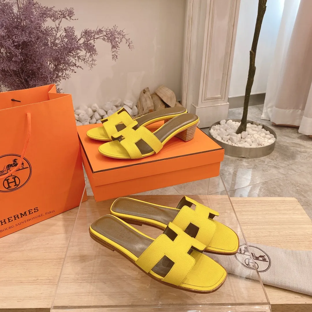 👟👟Ex-factory price 300👟👟 Genuine leather sole +40 🦄Hermès "Palm Print" has added new color sandals, "Year-round shipment" with three-dimensional concave and convex feeling on the classic "H" upper... It is a must-have item in your wardrobe, and it is magically versatile in this summer! This model fully demonstrates the classic Hermès style "palm print". Classic calfskin material ~ imported sheepskin. Lining 🐎Size: 34~42. Heel height ② type: low heel 1.5cm. Medium heel 4.5cm. Genuine leather sole +40 rubber sole.